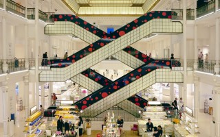 identité visuelle de l'exposition "Le Japon, Rive Gauche", signalétique sur le grand escalator central